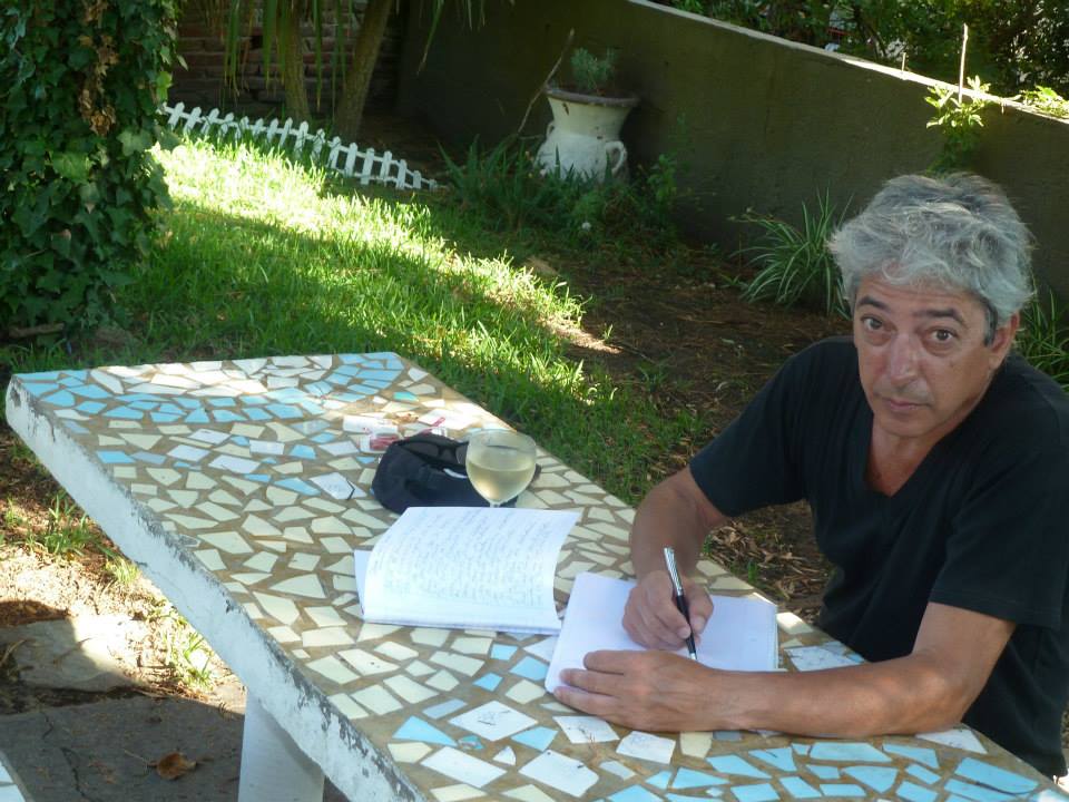 Marcelo escribiendo