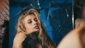 Wayra Iglesias presenta “Rehén de la moda”